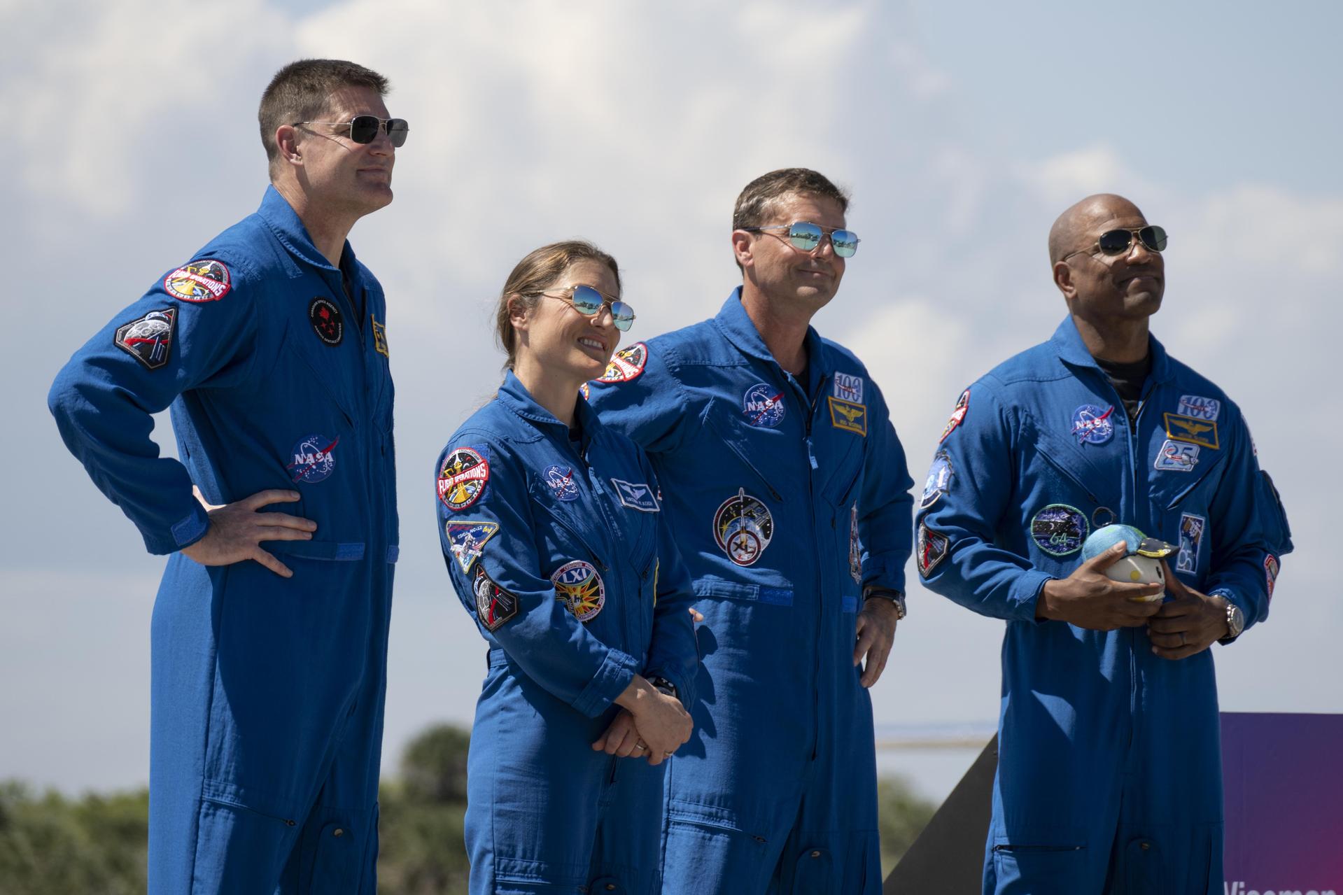 De vier Artemis II-astronauten arriveren bij Kennedy Space Center voor de lancering