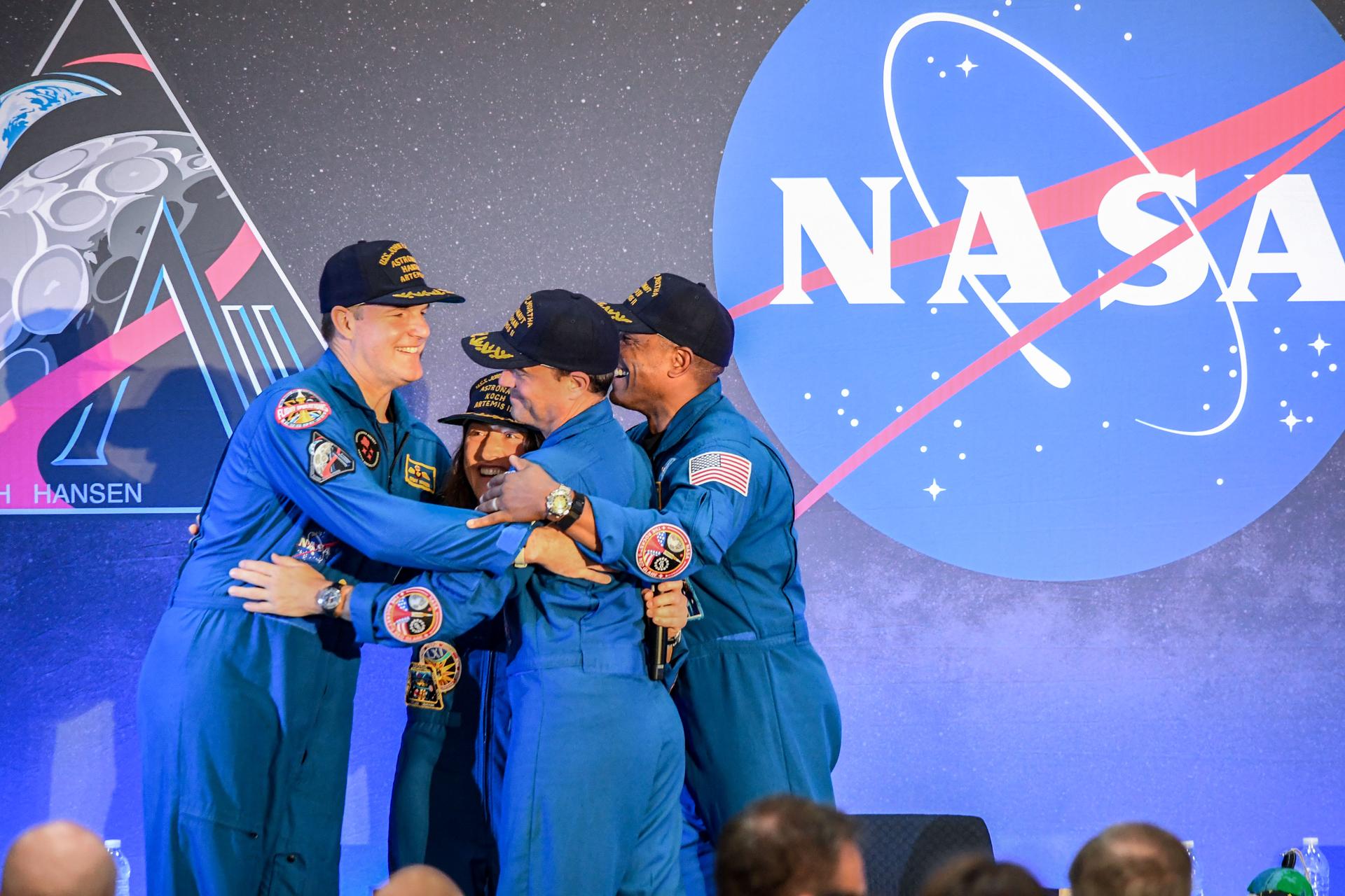 De Artemis II-bemanning samen na terugkeer in Houston