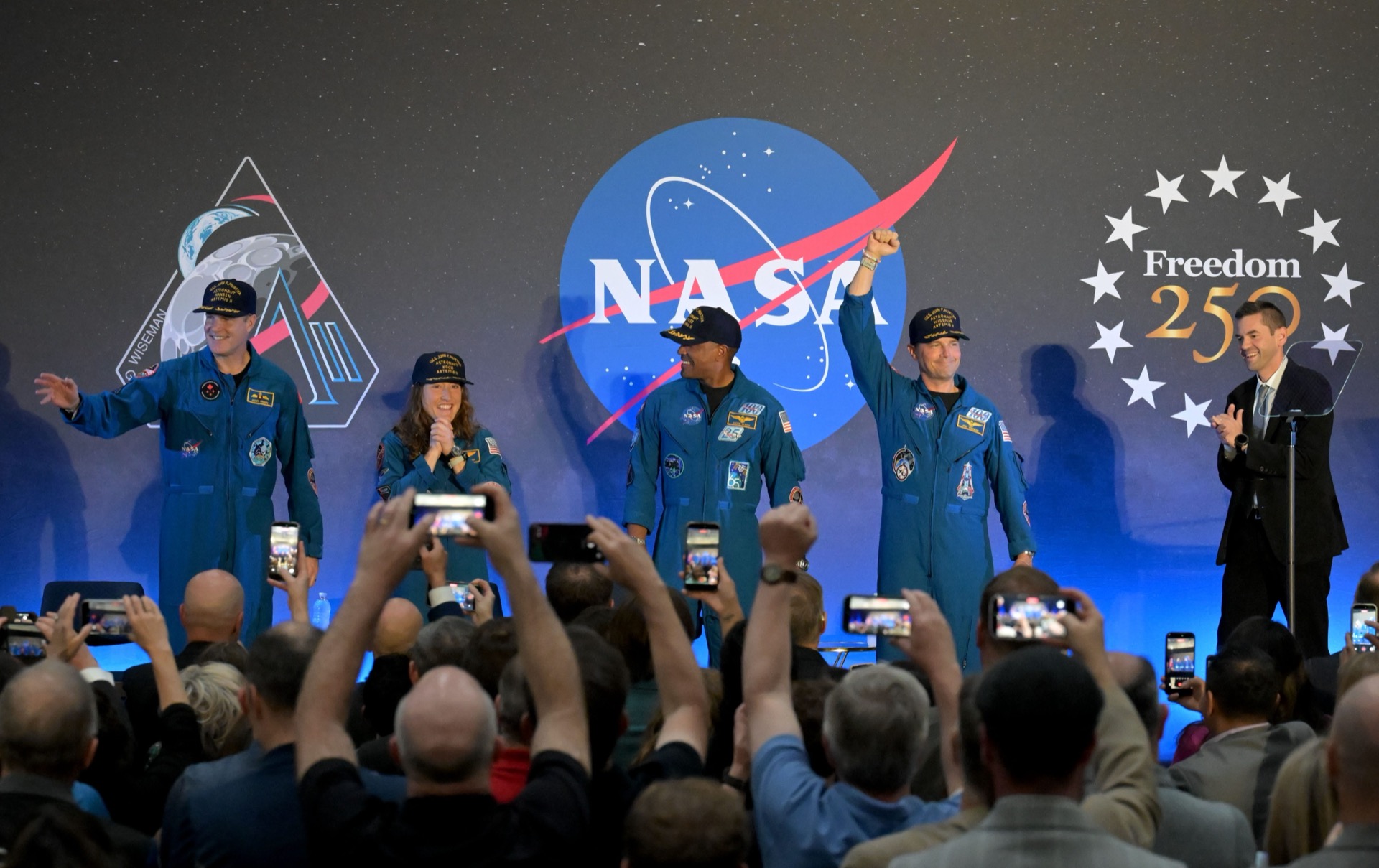 De astronauten herenigd met hun families na terugkeer in Houston