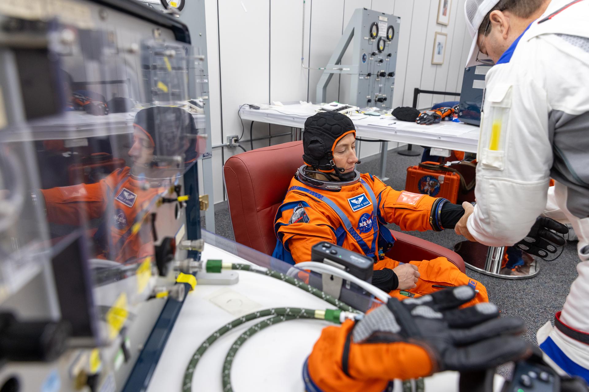 NASA-astronaut Christina Koch tijdens controles van haar ruimtepak