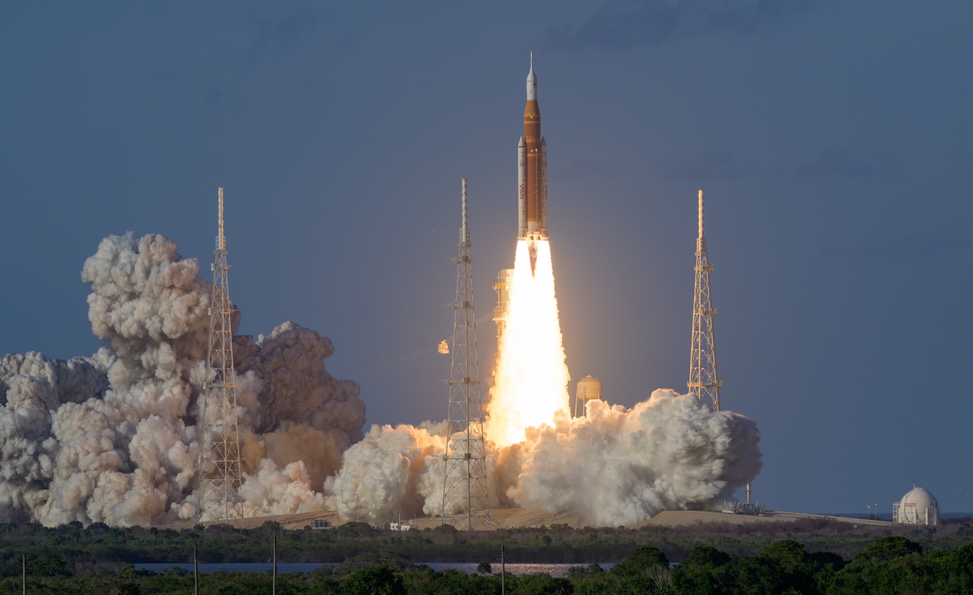 NASA's SLS-raket lanceert met Orion en de Artemis II-bemanning