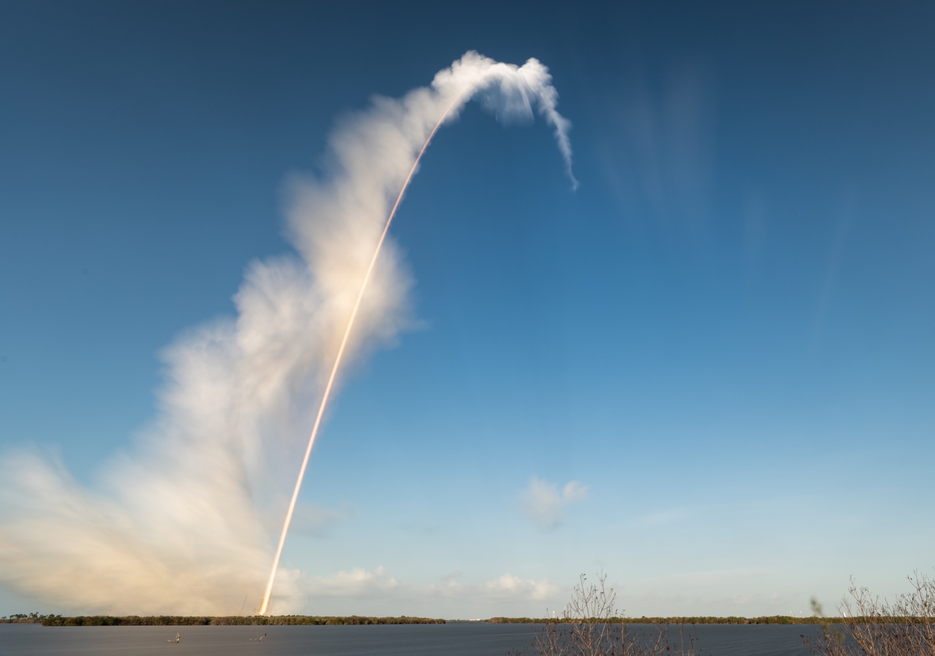Een langbelichting van drie minuten van de lancering van de SLS-raket