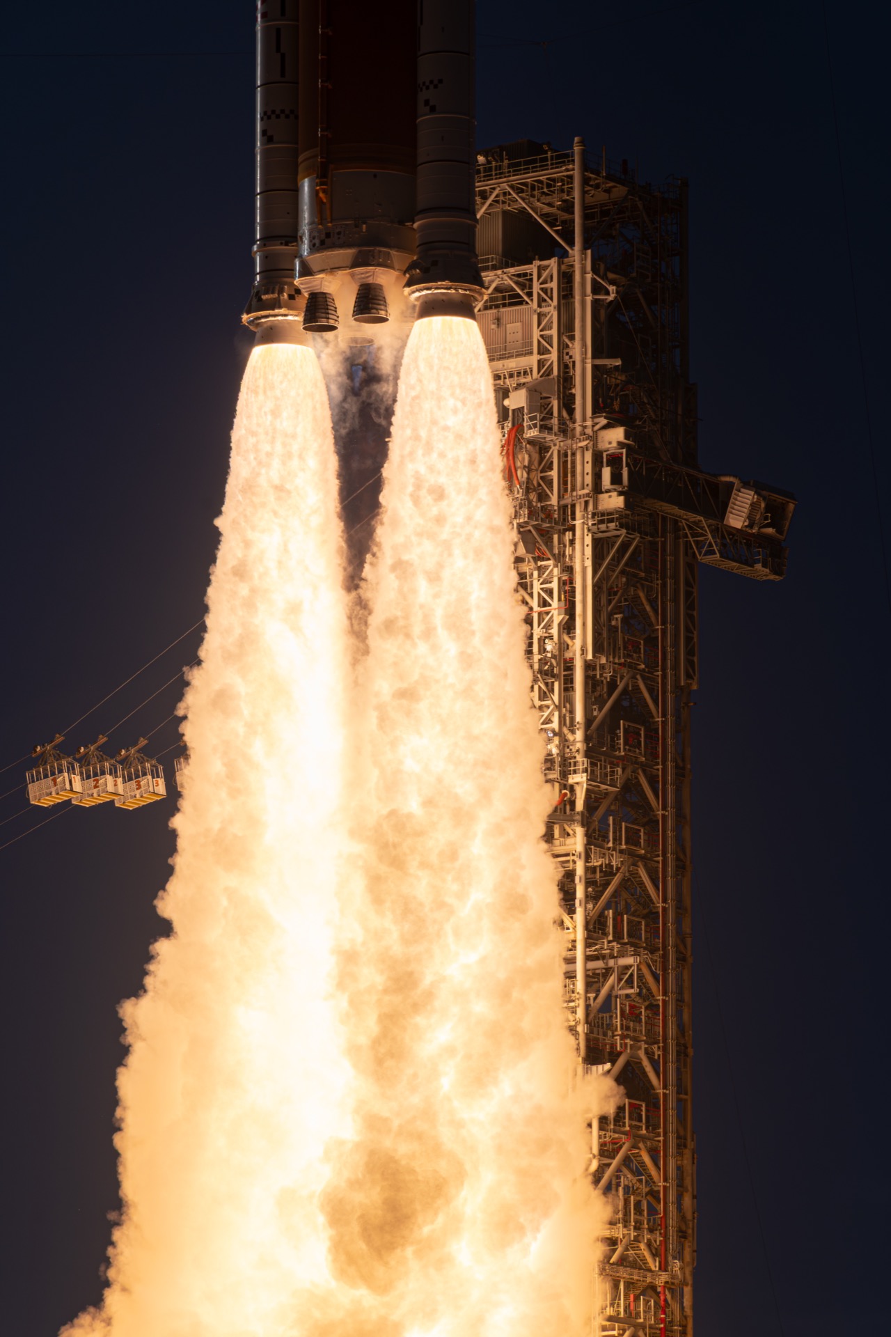 Een close-up die de enorme kracht van NASA's Space Launch System-raket toont bij het opstijgen