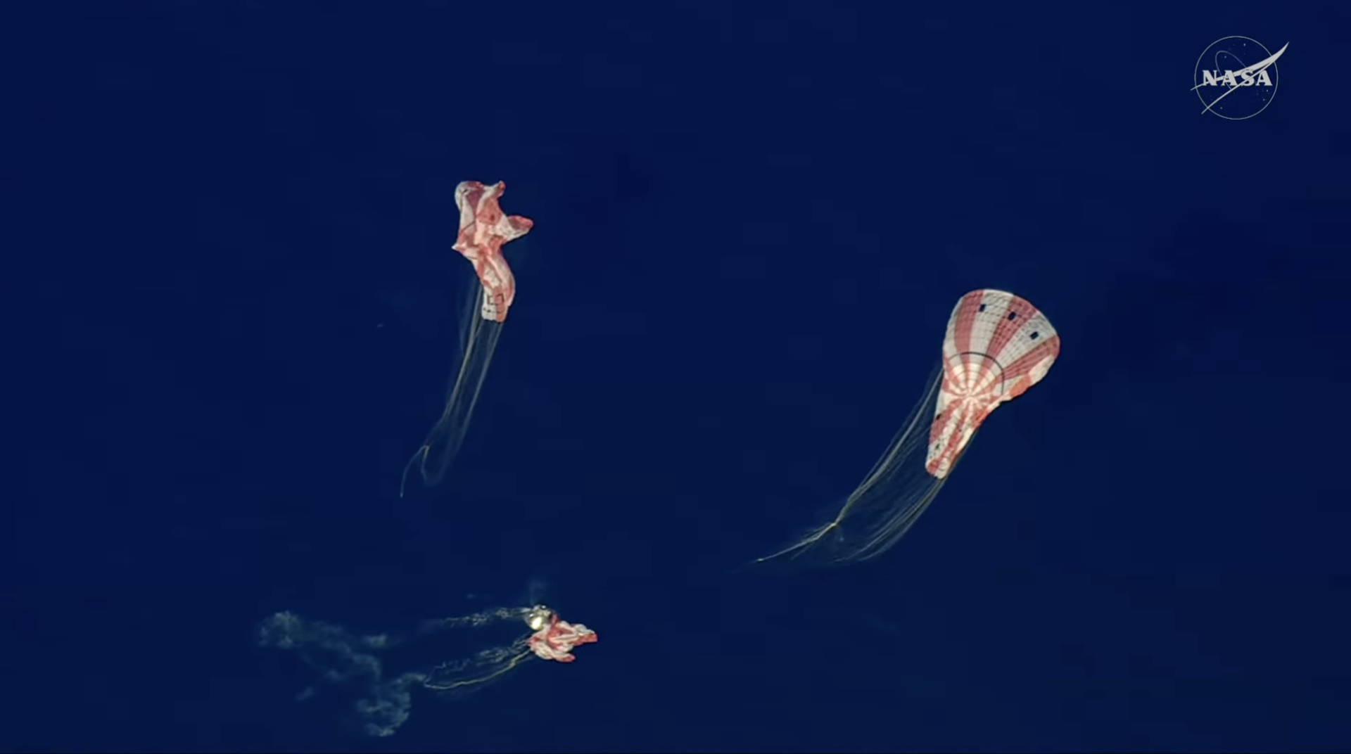 De remparachutes van Orion dalen neer na de splashdown