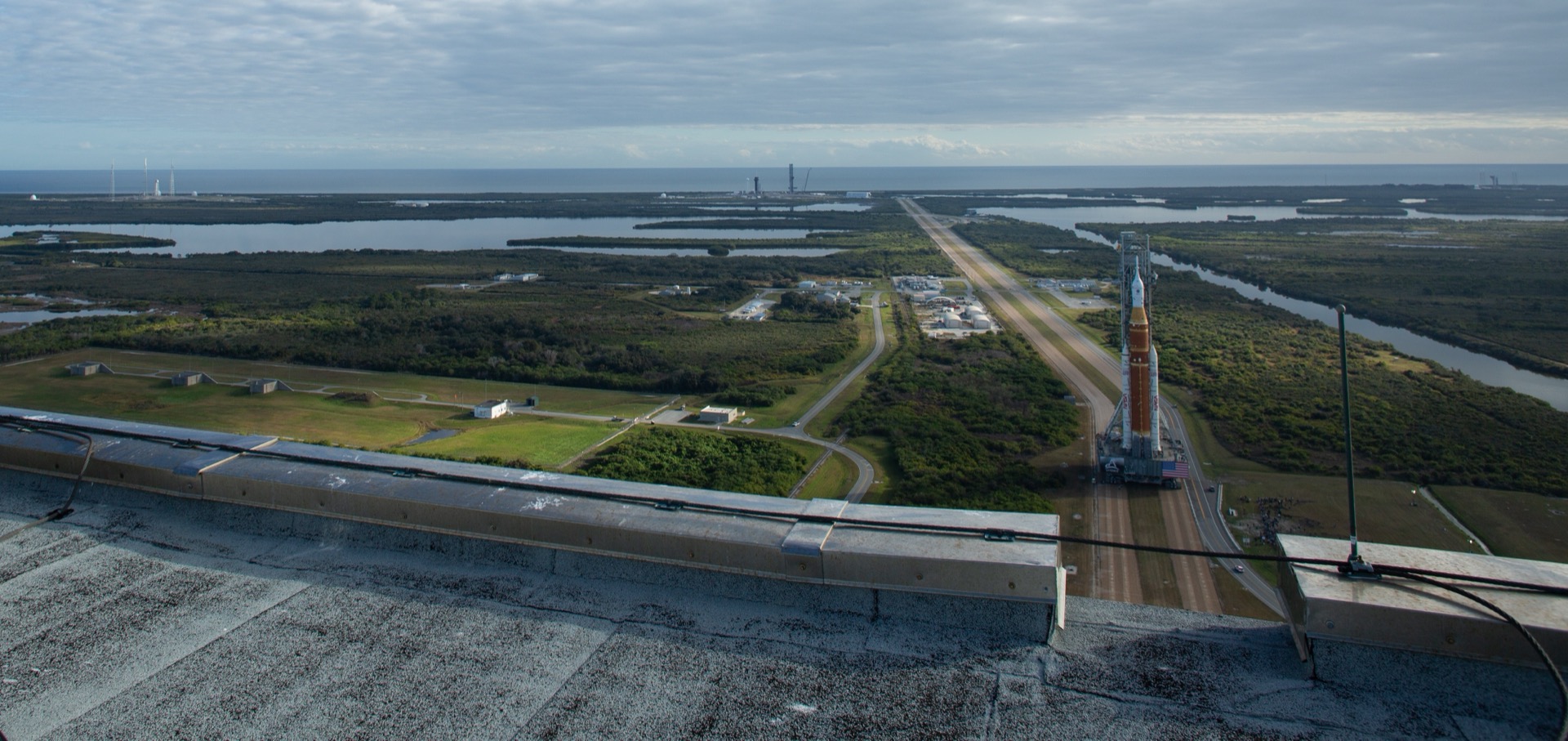 De Artemis II SLS-raket en Orion-ruimtevaartuig verlicht bij lanceercomplex 39B na uitrol