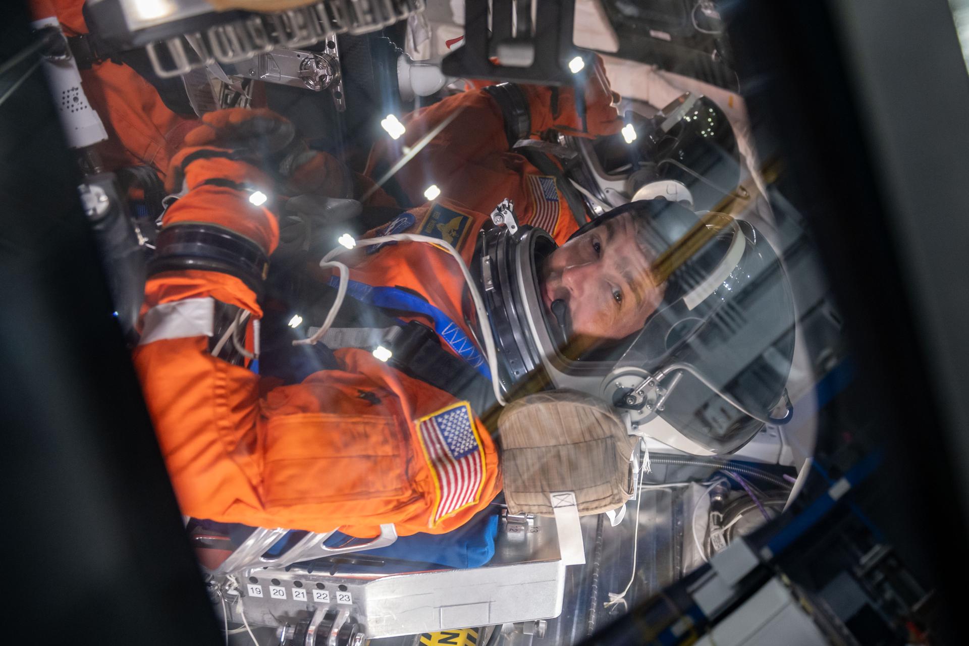 NASA-astronauten Reid Wiseman en Victor Glover in de Orion-mockup tijdens de training