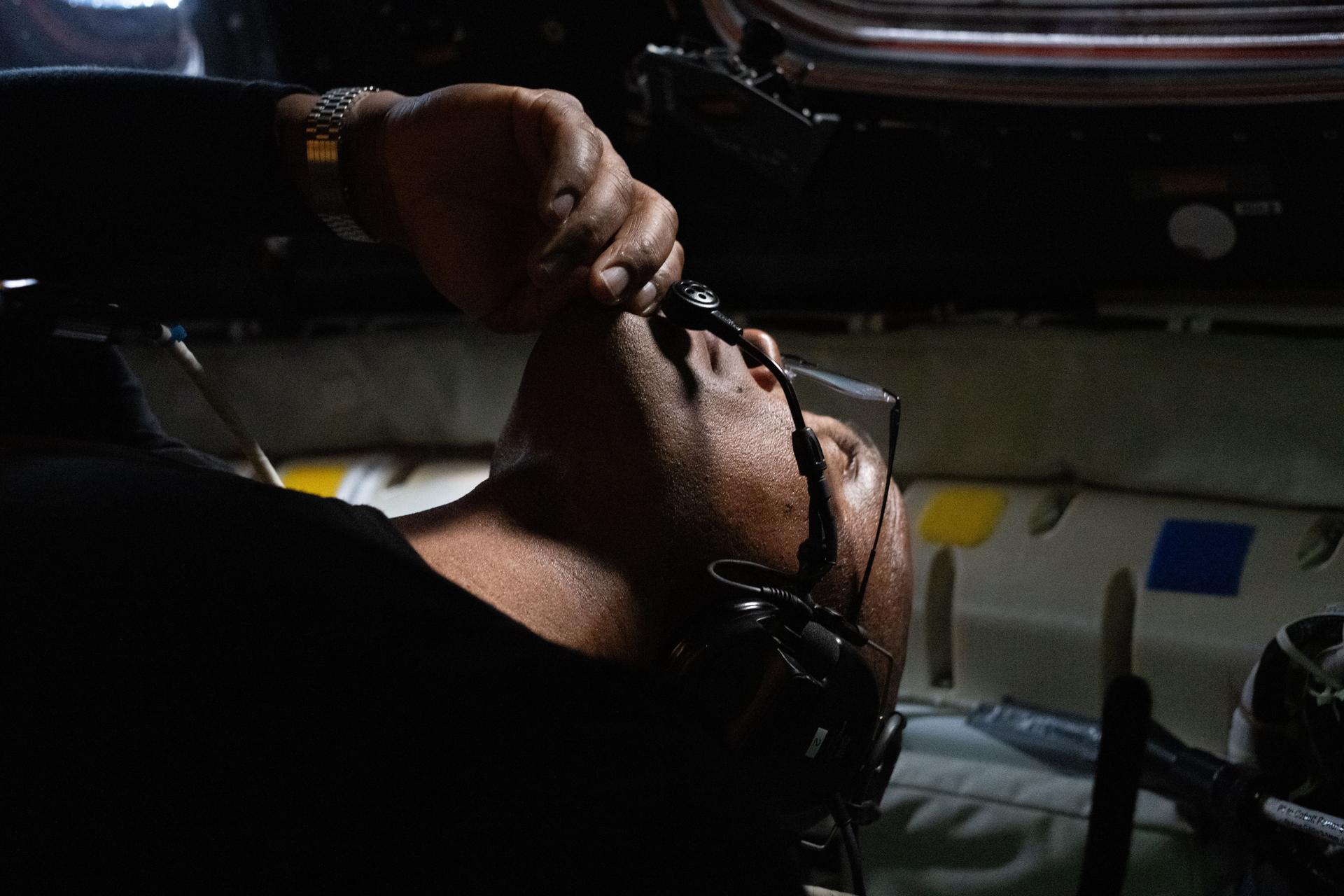 Piloot Victor Glover in het Orion-ruimtevaartuig tijdens de maanpassage